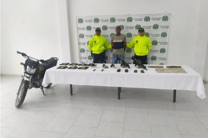 Capturado presunto integrante de las ACS con fusiles, pistolas, munición y elementos de uso criminal