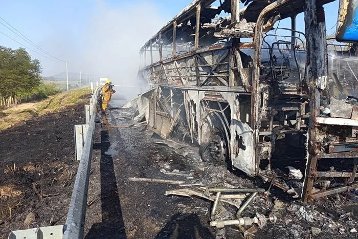 Bus de servicio público se incendió en la vía Valledupar-Bosconia; pasajeros lograron evacuar a tiempo