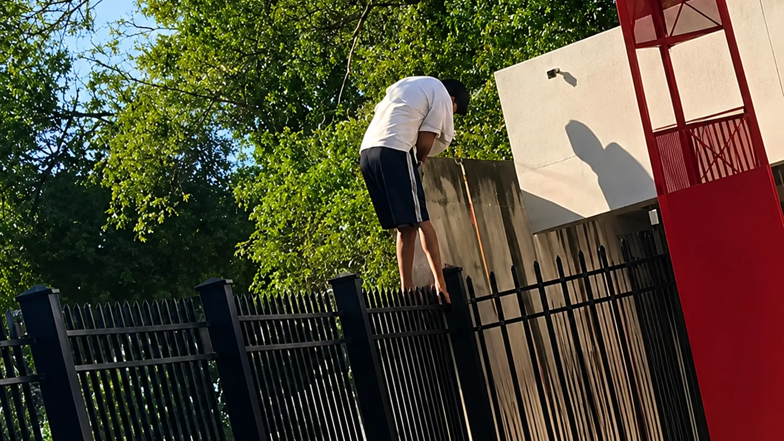 Joven baleado en atentado escapa de hospital en San Juan del Cesar; fuga quedó registrada en videos de seguridad