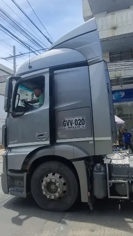 Tracto camión estuvo a punto de causar una tragedia en la carrera Novena