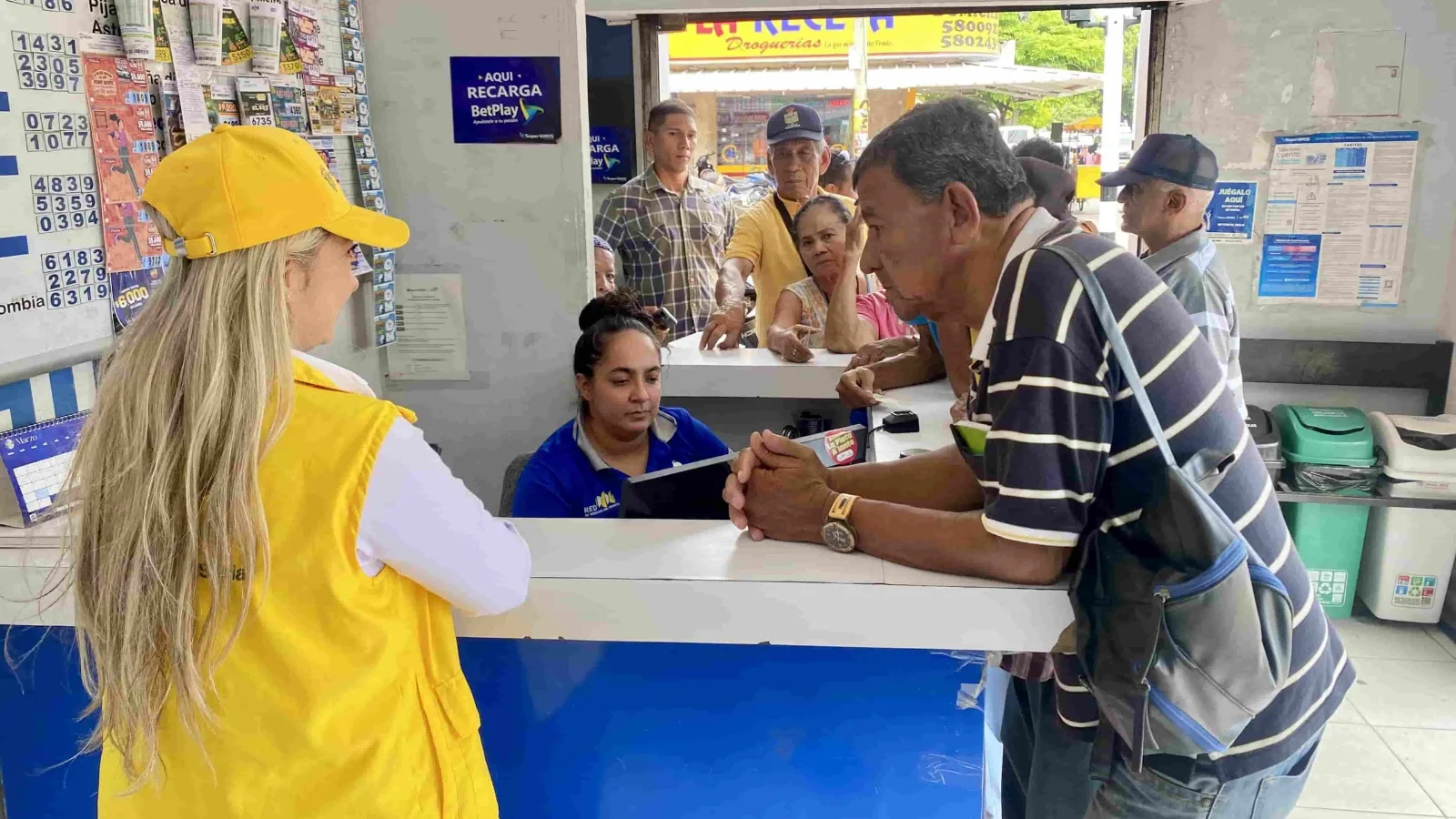 ¡Otra vez el caos! Adultos mayores hacen kilométrica fila desde la madrugada para reclamar subsidio en Valledupar