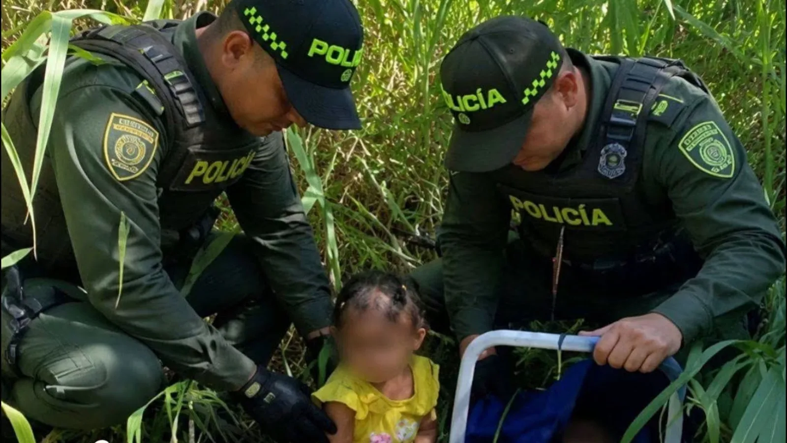 El llanto de un bebé entre la maleza llevó a la Policía a un conmovedor hallazgo: rescataron a dos hermanitos abandonados