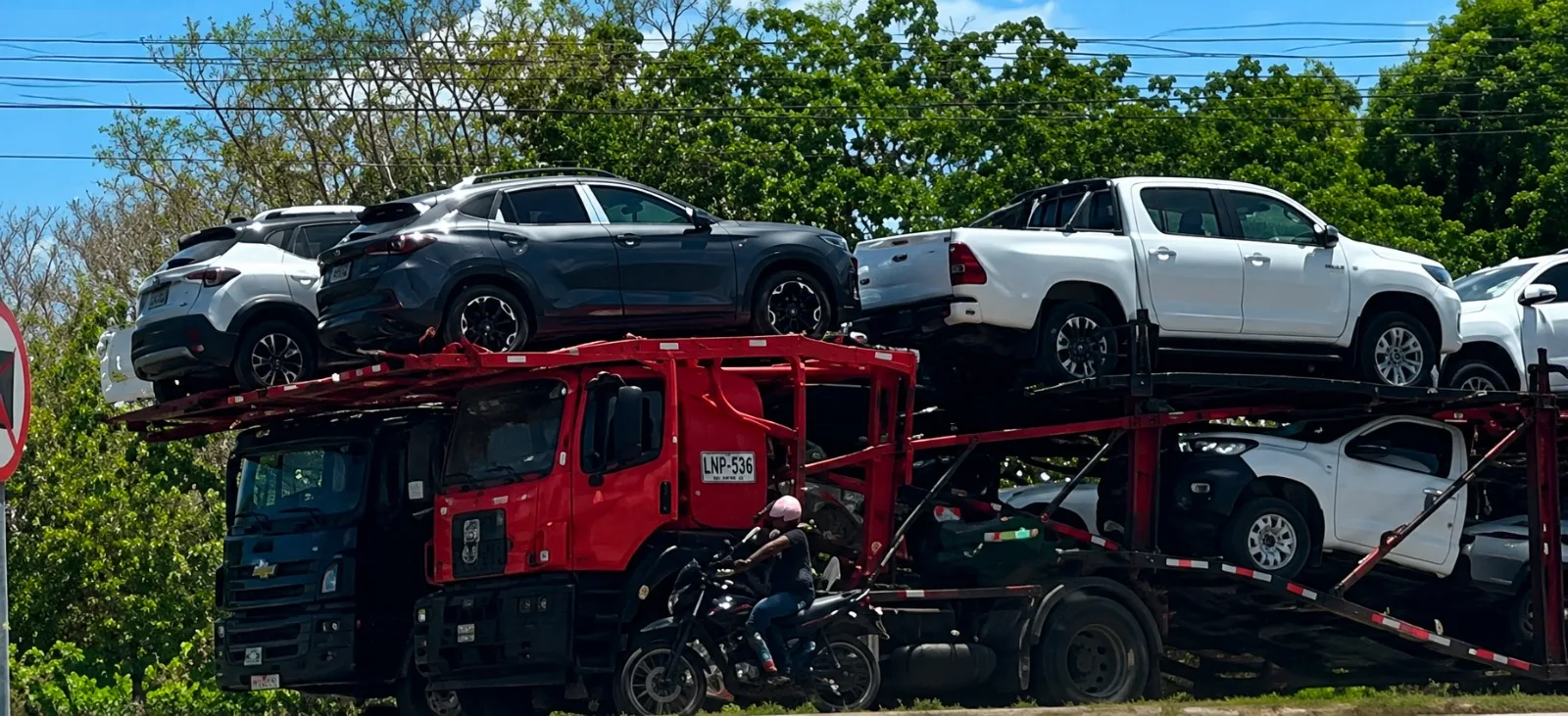 Delincuentes armados se robaron dos ‘niñeras’ cargadas con camionetas Toyota en el sur del Cesar.