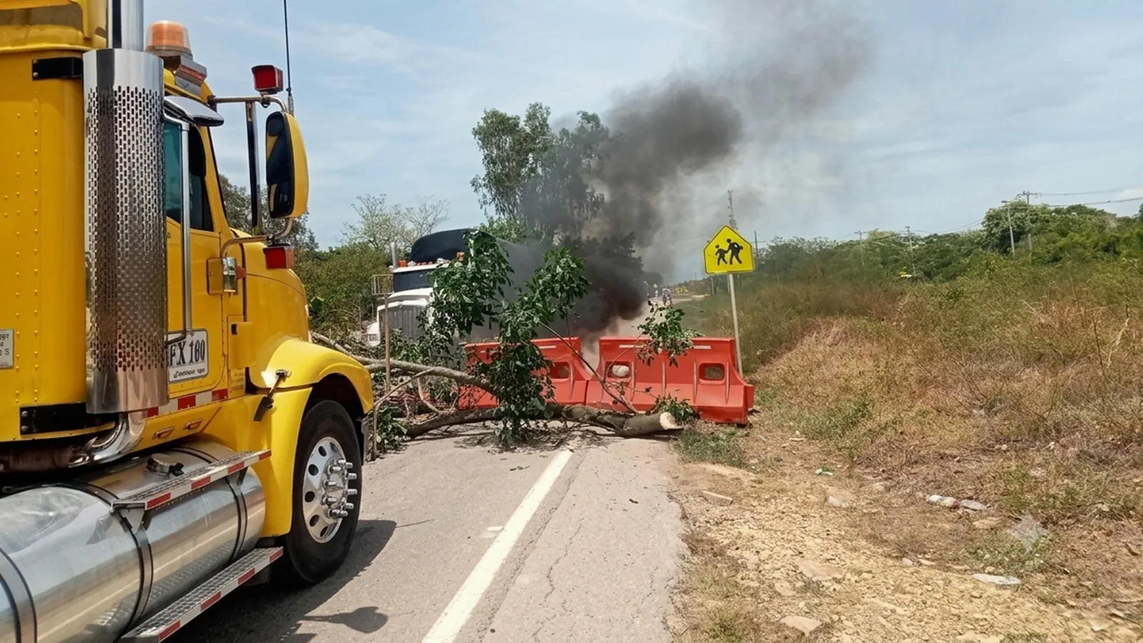Habitantes de La Aurora bloquean la vía nacional tras más de tres días sin servicio de energía