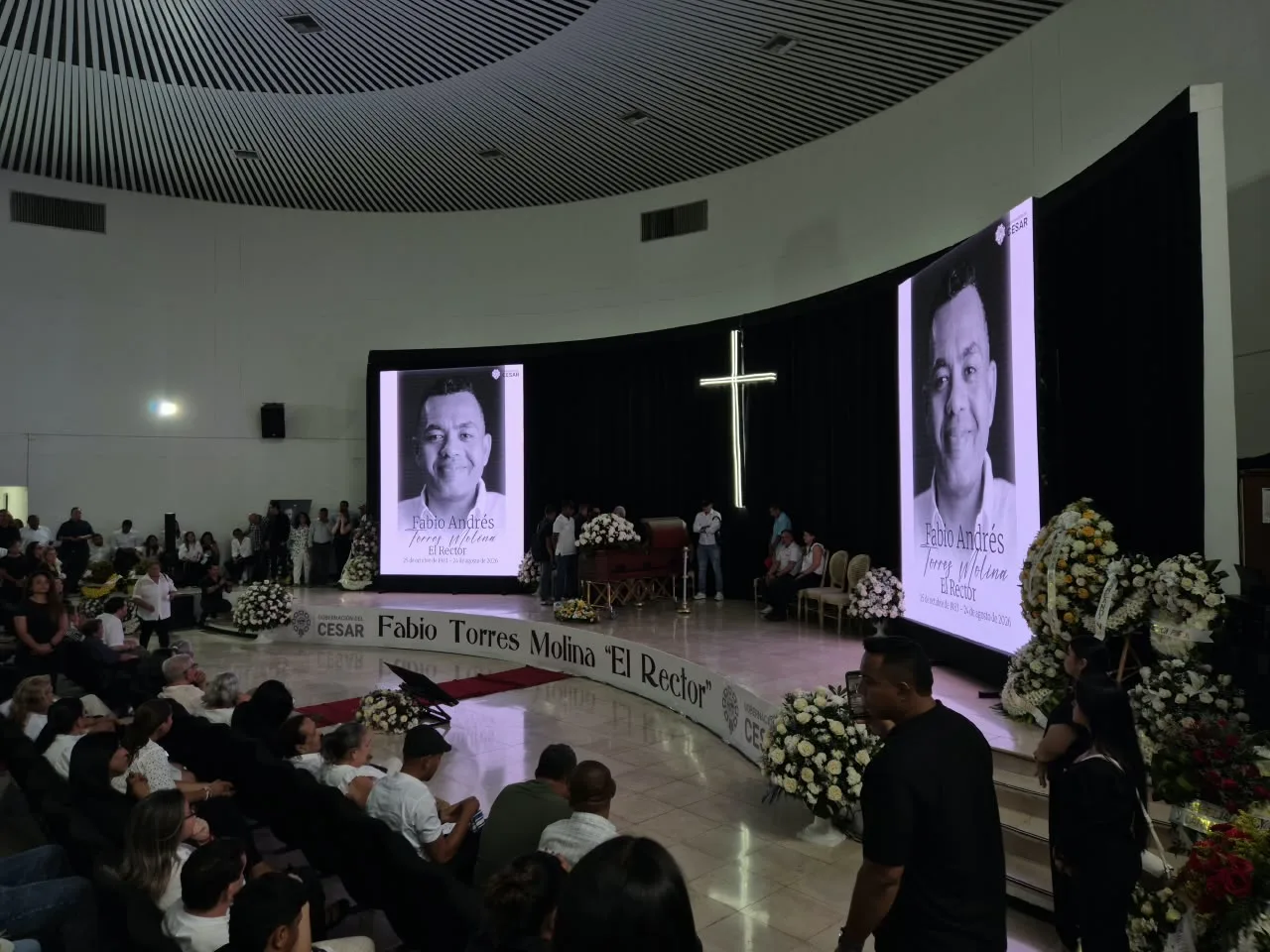 Cámara ardiente de Fabio Torres reúne a artistas y políticos en Valledupar.