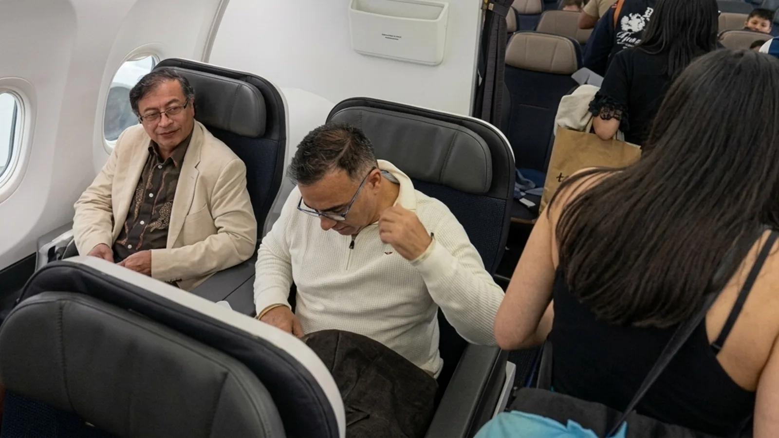 “¡Firmes por la patria!”: pasajeros sorprendieron a Gustavo Petro durante vuelo a México