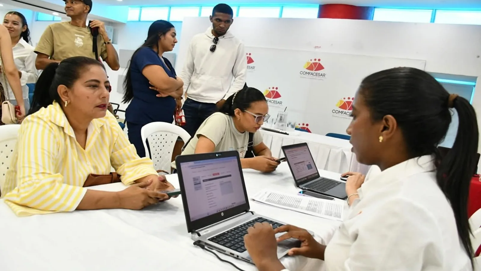 Comfacesar abrió más de 60 oportunidades laborales y cerca de 200 personas acudieron a la jornada de empleo en Valledupar