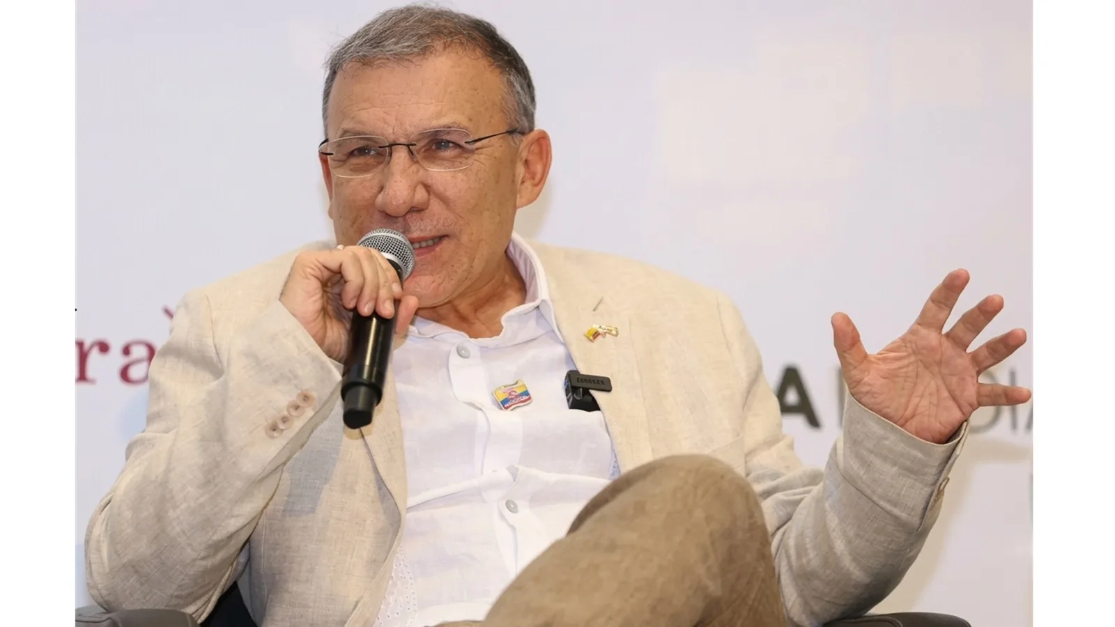 Roy Barreras se despide de la política y anuncia una nueva etapa dedicada a la literatura