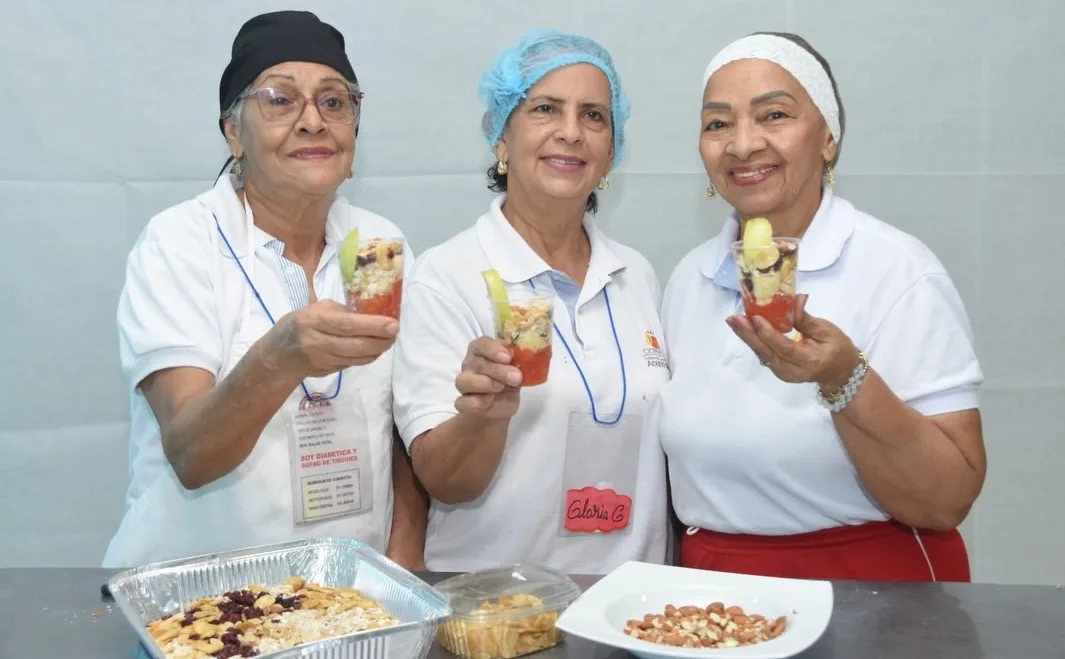 Adultos mayores de Comfacesar se ponen el delantal y aprenden a preparar recetas saludables
