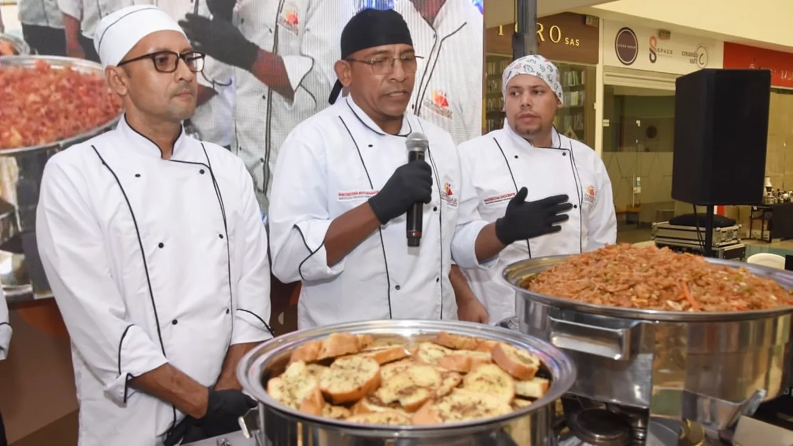 Jóvenes cocineros se lucieron en vivo con un arroz mixto oriental durante feria gastronómica en Valledupar
