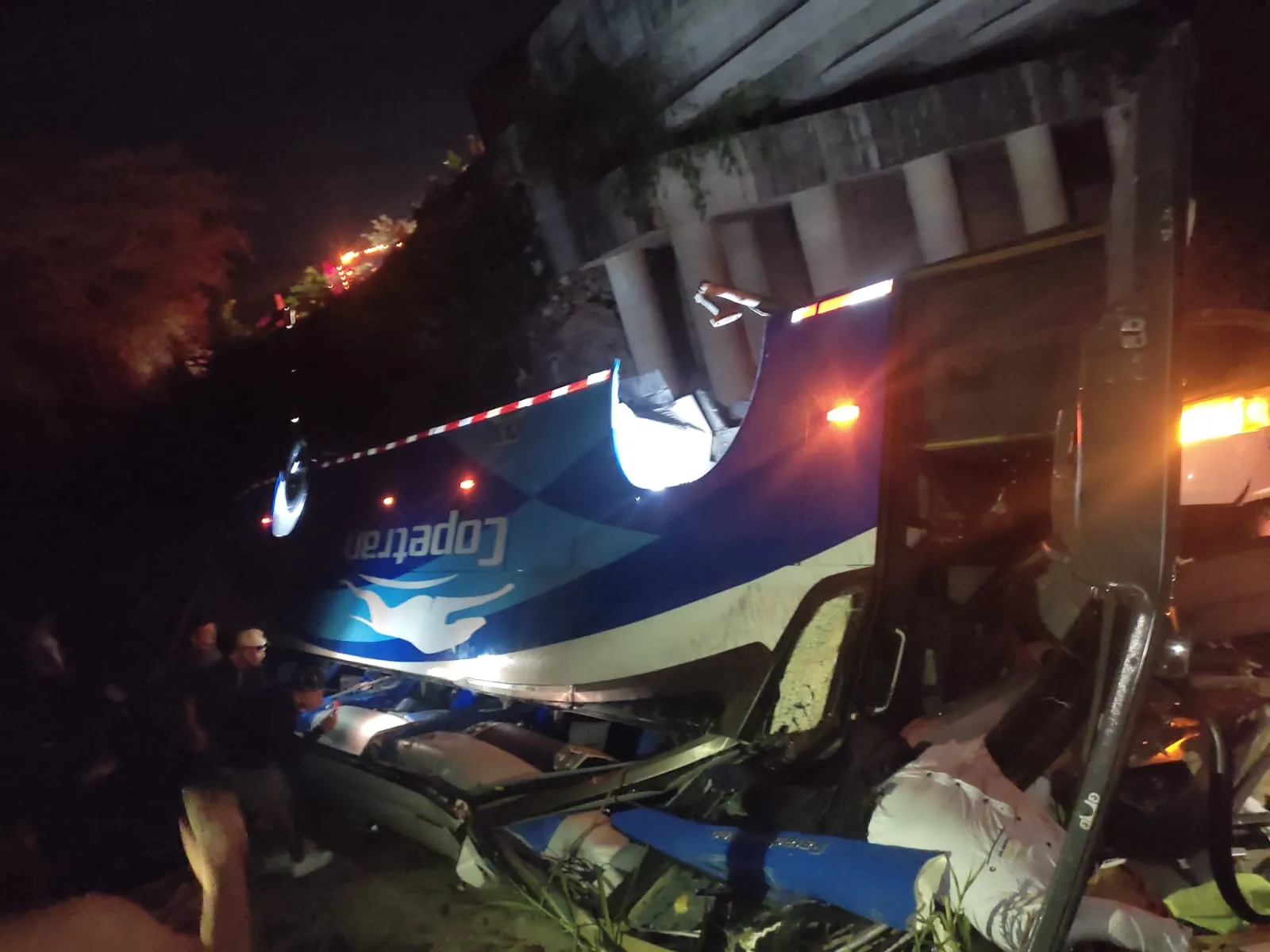 Tres personas murieron tras accidente de bus que cayó a una quebrada en el sur del Cesar
