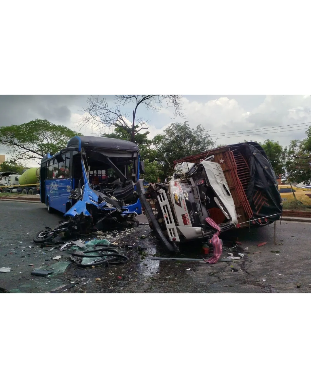 Accidente en la calle 30 deja cuatro heridos tras choque entre camión, bus y motocicleta