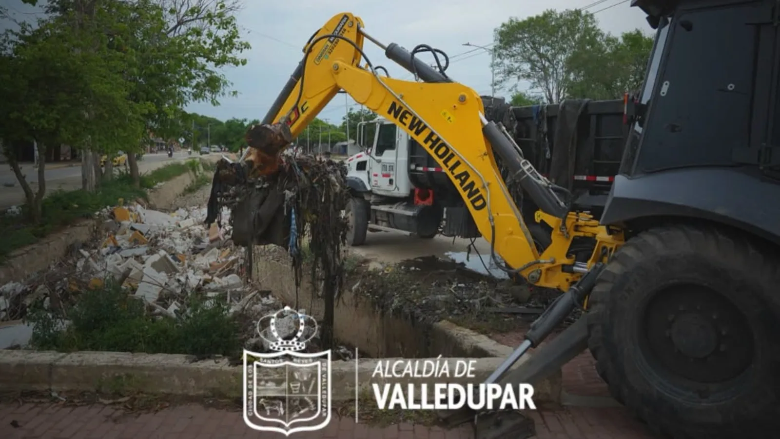 Tras fuerte aguacero, Alcaldía de Valledupar atiende puntos críticos y limpia la acequia Las Mercedes