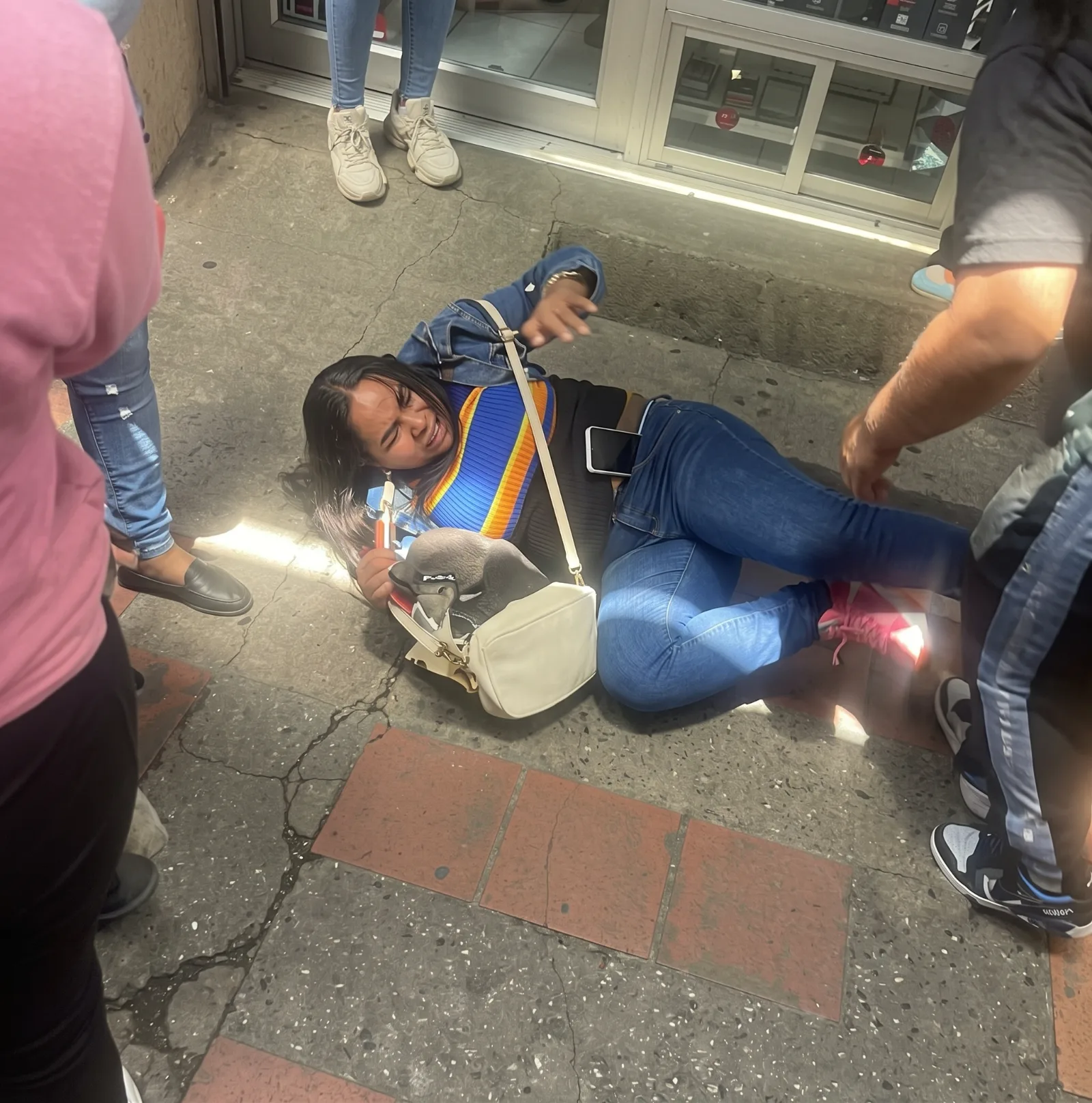 Mujer fue golpeada por otras mujeres al ser señalada de presunto hurto en el centro de Valledupar