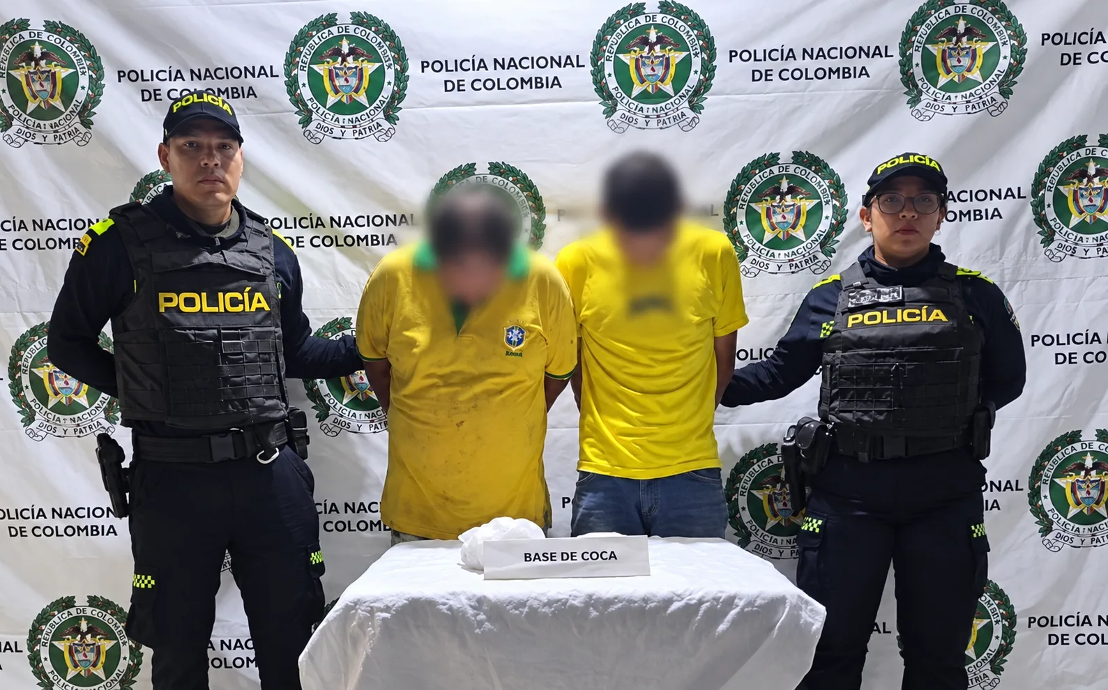Capturan a dos hombres con más de 40 dosis de base de coca