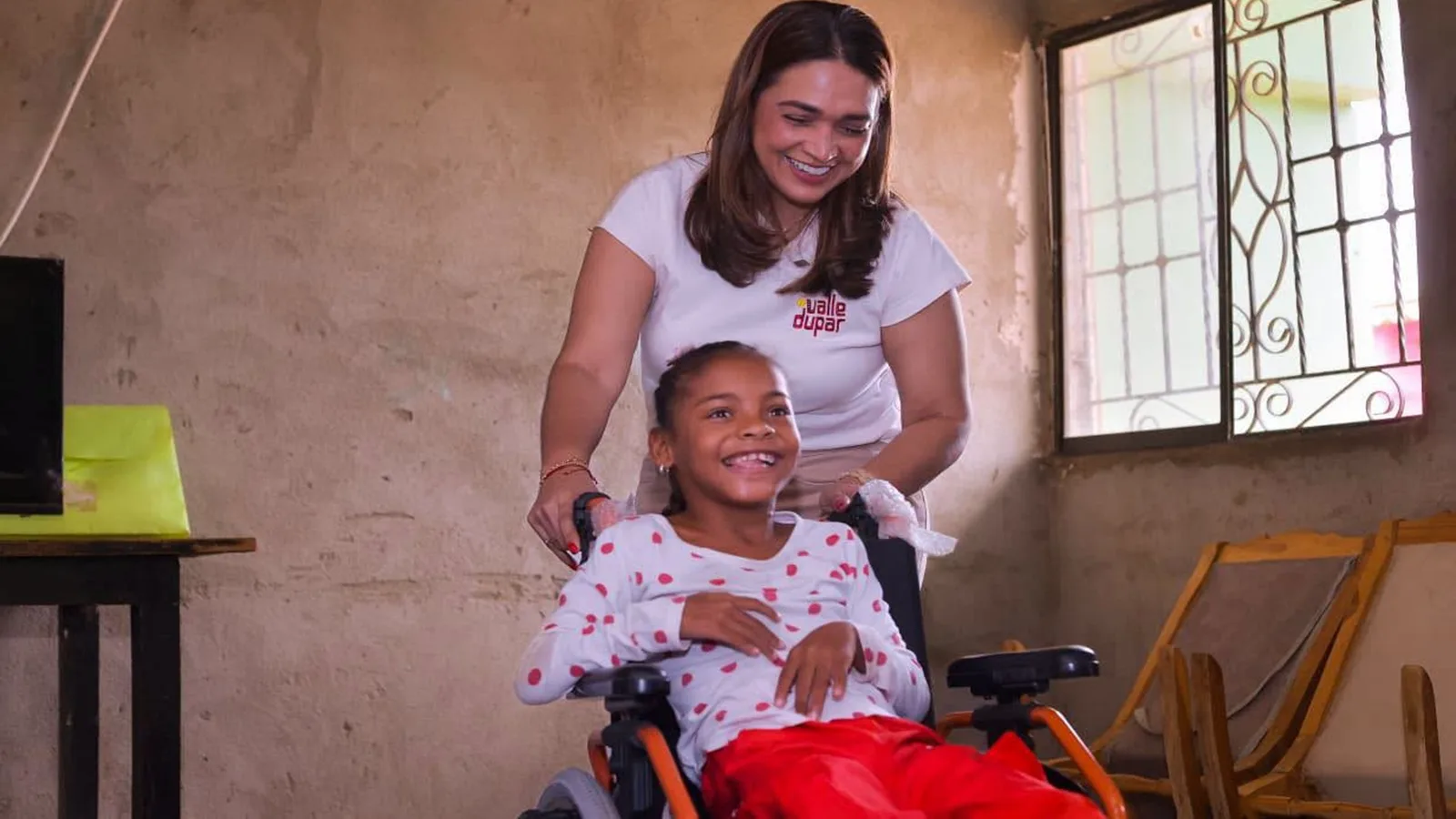 Un apoyo que transforma vidas: niña de ocho años recibió silla de ruedas pediátrica