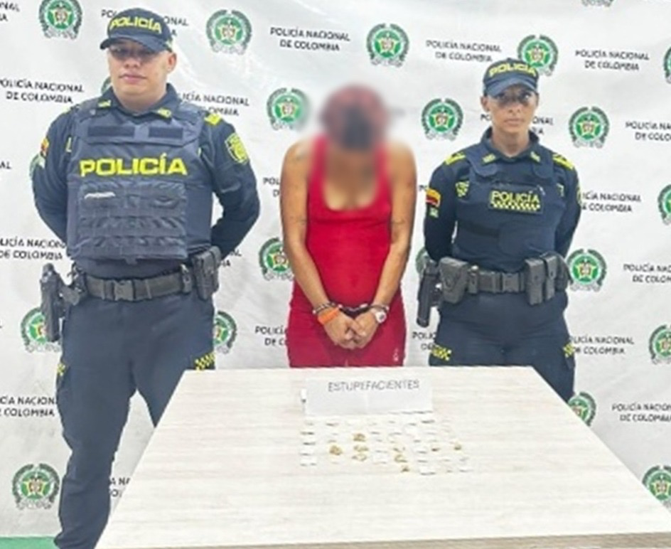 Capturan a una mujer con presunta cocaína cerca de un colegio en Curumaní