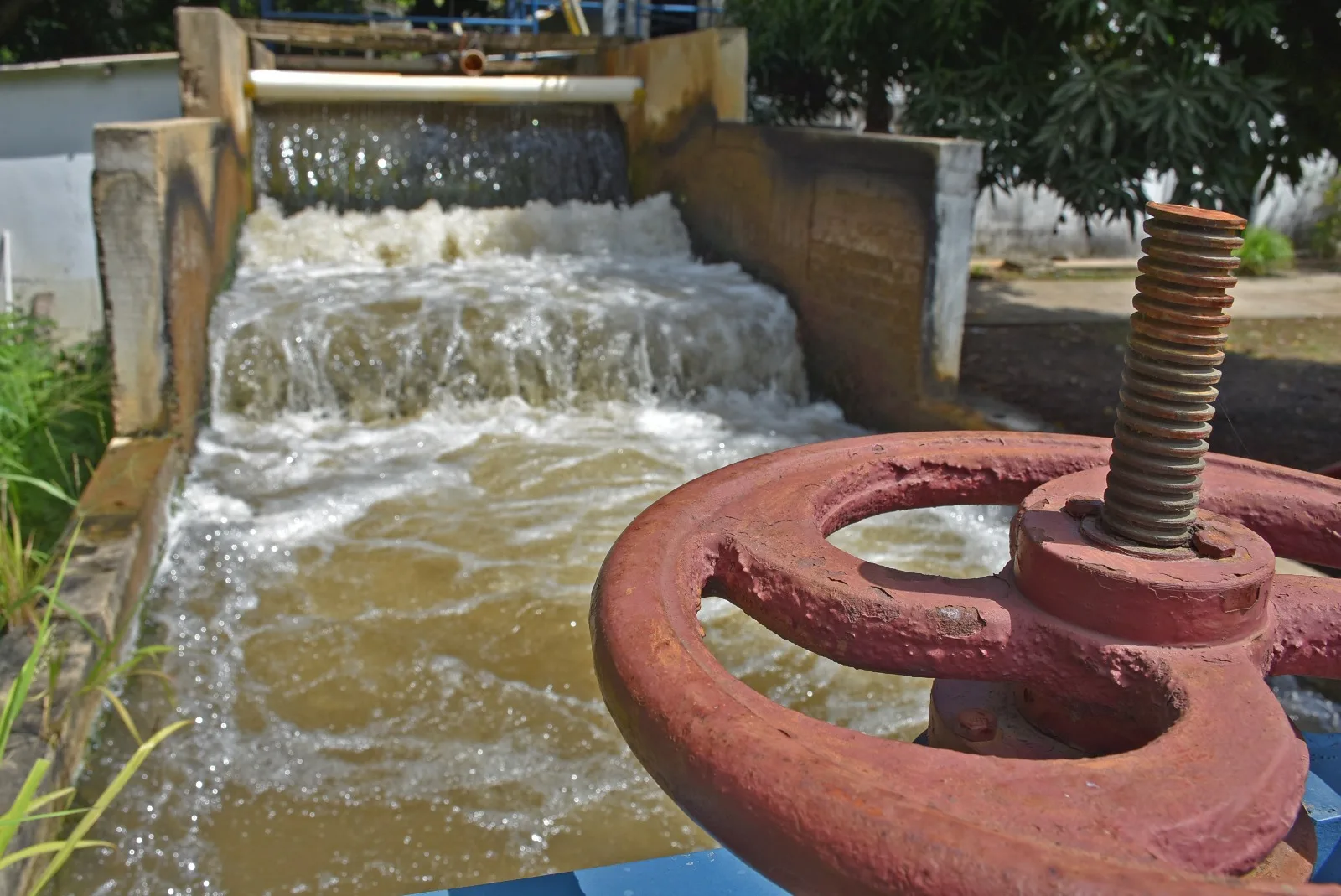 Turbiedad extrema por las lluvias afecta el suministro de agua en Valledupar