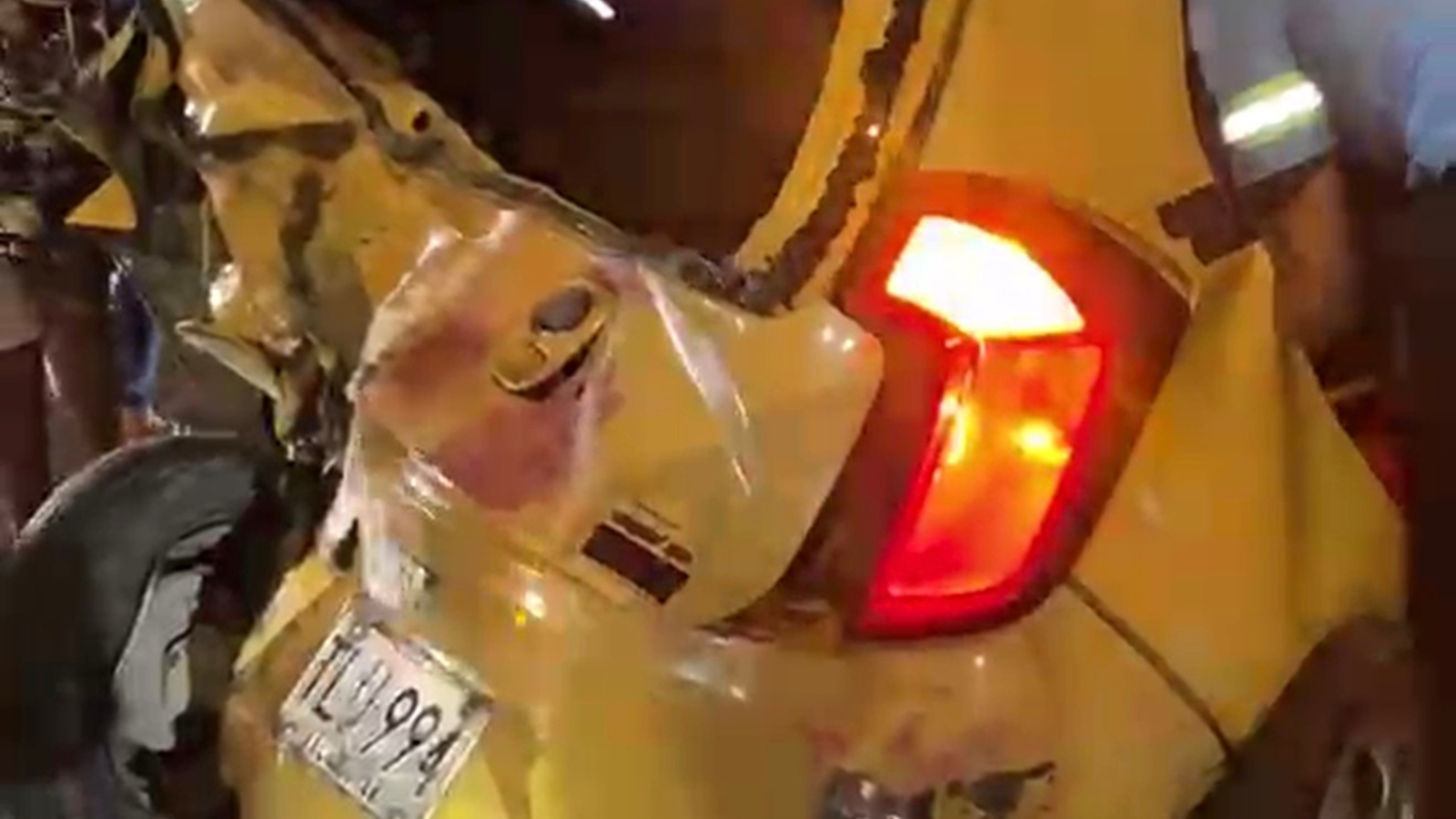 Mujer resulta lesionada en accidente entre camioneta y taxi, el conductor habría intentado huir